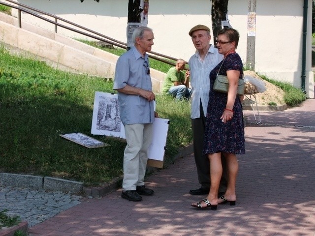 Rysownik Nino Aydinowicz z Krakowa (z lewej) od lat uczestniczy w iłżeckich plenerach malarskich i uwiecznia na rysunkach najpiękniejsze zakątki miasteczka.