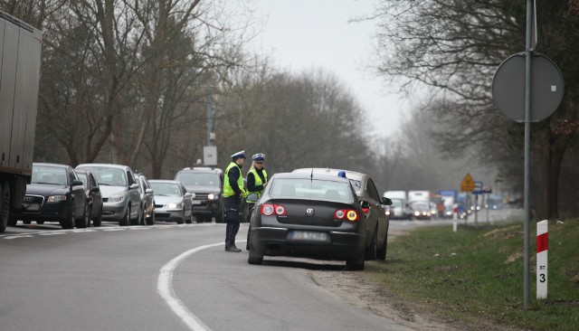 Niektórzy zniecierpliwieni kierowcy przejeżdżają pomimo czerwonego światła.