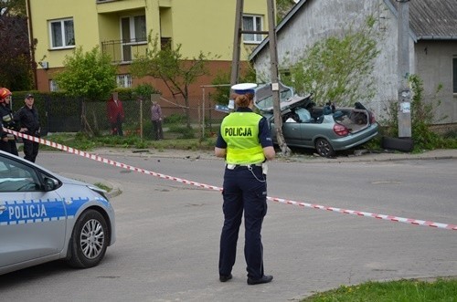 Wyszków. Pijany i bez uprawnień uderzył w słup, a następnie w zaparkowany samochód