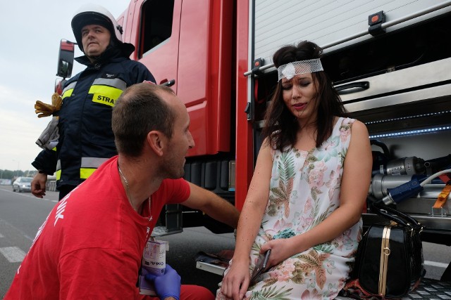 W Urzędzie Gminy w Orłach pod Przemyślem wybuchł pożar. Cztery osoby zostały ranne. W jednym z pomieszczeń znaleziono pakunek niewiadomego pochodzenia - to scenariusz piątkowych ćwiczeń obronnych. W działaniach wzięło udział 6 zastępów strażaków z OSP, policja i ratownicy medyczni Polskiego Czerwonego Krzyża.