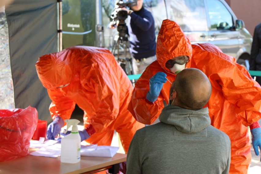 Pracownicy DPS-u przy Baranowickiej przechodzą testy na obecność koronawirusa. Wymazy pobiera wojsko