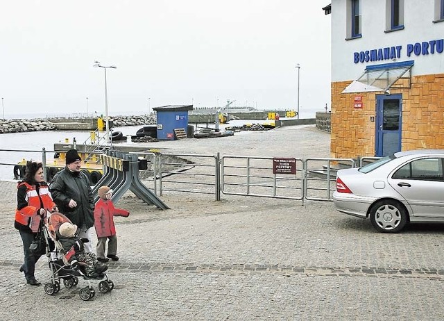 Spacer po portowym falochronie może być kolejną z kołobrzeskich atrakcji. Póki co - wstęp wzbroniony. 