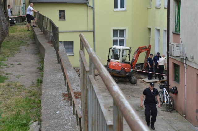 Niewybuch znaleziony został w centrum Gorzowa. To ta koparka wykopała około 40-centymetrowy pocisk.