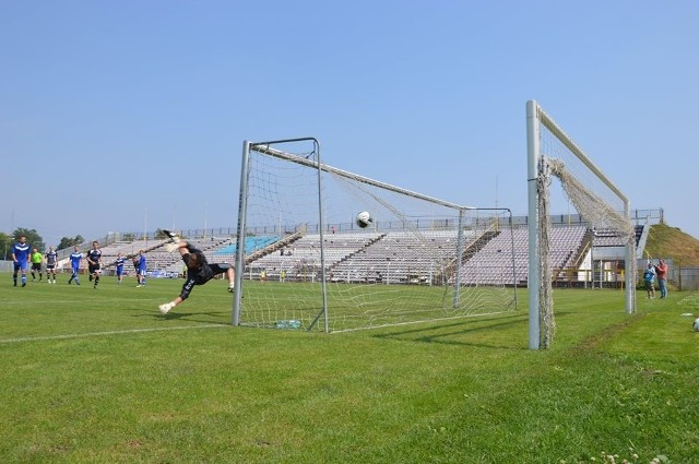 Bramkarz Włókniarza Moszczenica aż ośmiokrotnie musiał wyjmować piłkę z siatki podczas sparingu z Łódzkim Klubem Sportowym.