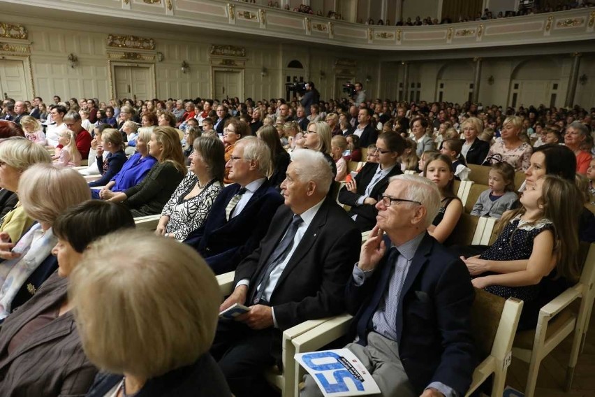 Na widowni dostrzec można było wielu gości związanych z...