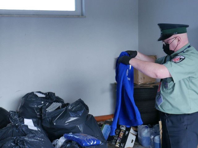 Funkcjonariusze lubuskiej KAS znaleźli podczas kontroli na bazarze w Zielonej Górze 2240 sztuk podrabianej odzieży