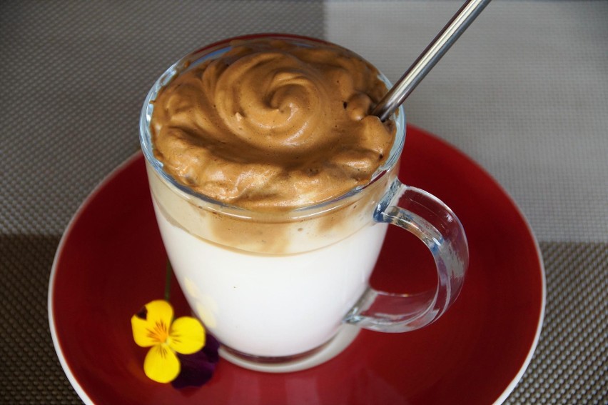 Dalgona coffee - deser, w którym zakochał się cały świat.