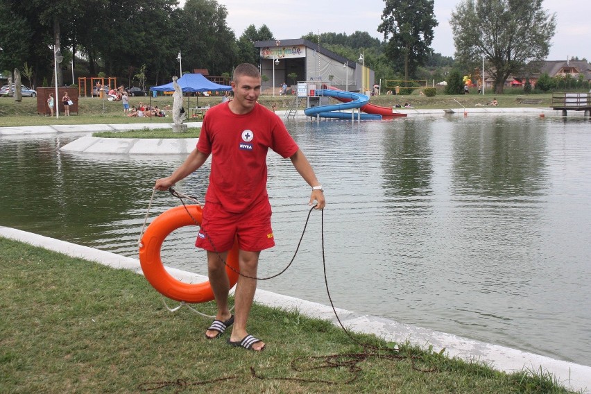 Pokazy ratownictwa wodnego na basenie w Kroczycach