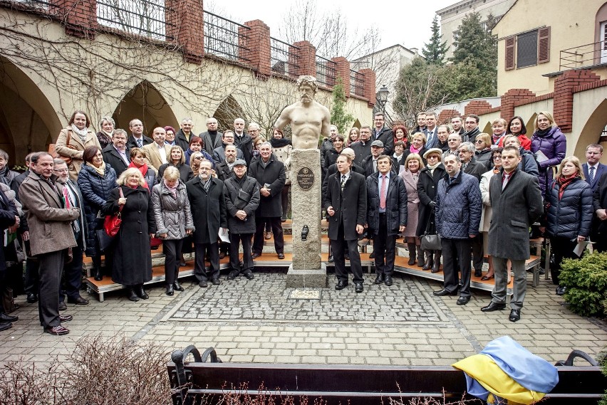 Herakles stanął na wzgórzu uniwersyteckim w Opolu 