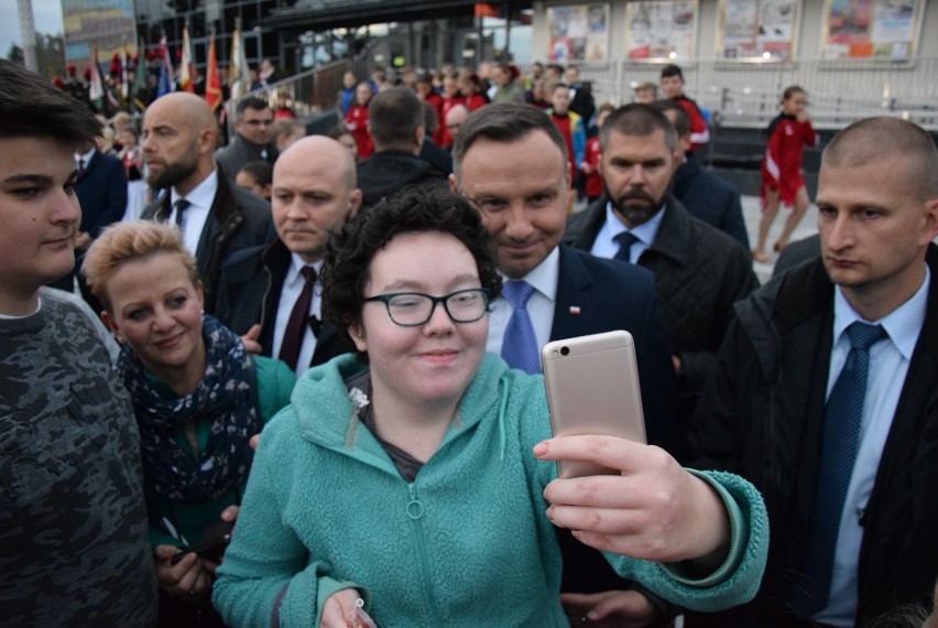 Andrzej Duda – skandowali sympatycy prezydenta RP w Oświęcimiu. Konstytucja – grzmiał KOD  