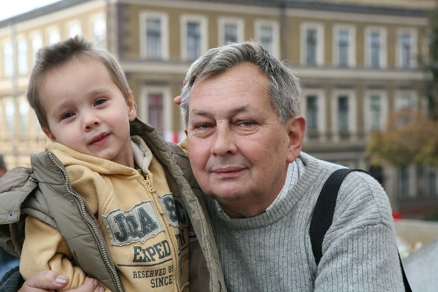 Całym życiem Tadeusza Sypka było tarnowskie I Liceum Ogólnokształcące (w tle) oraz wnuk Adam