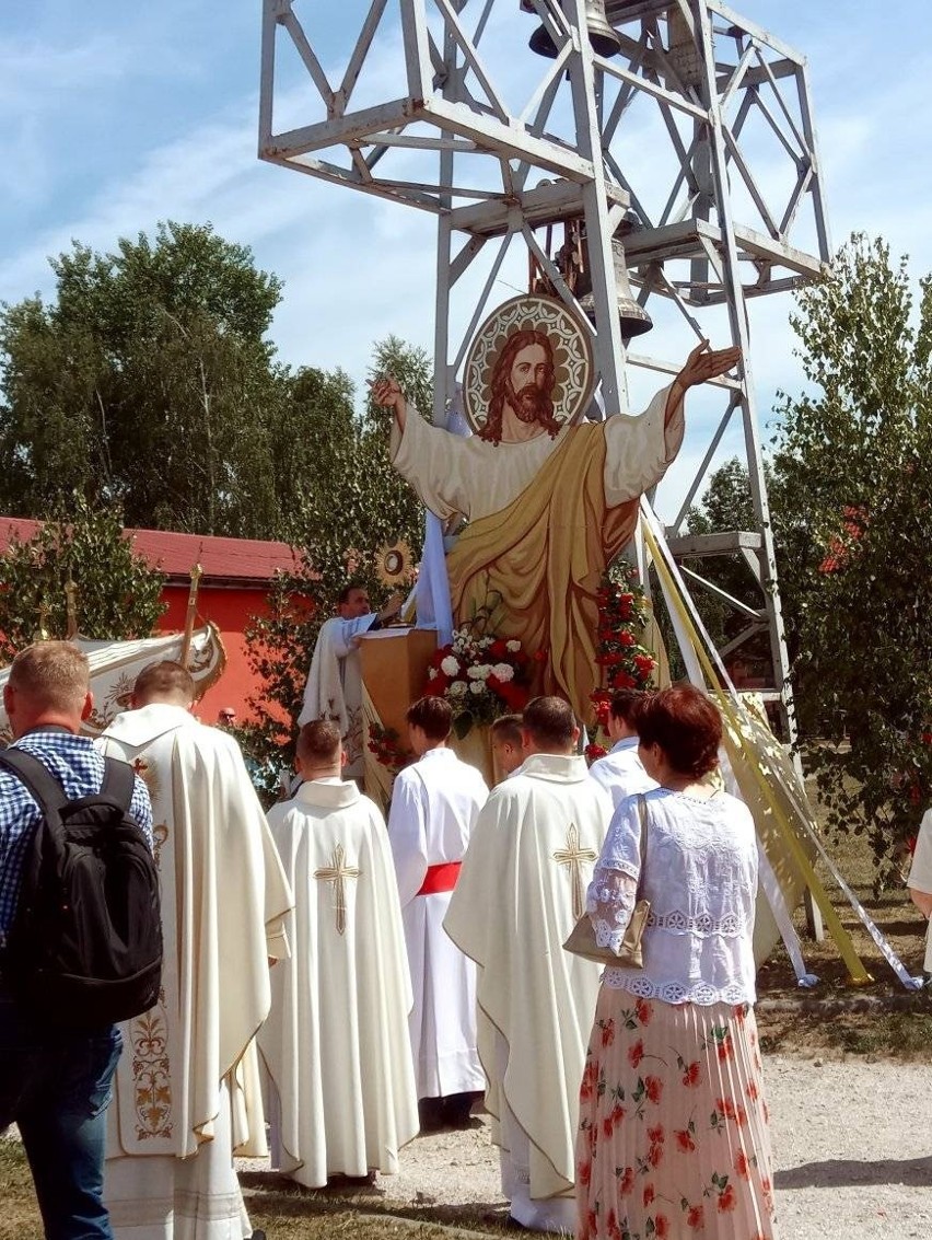 Boże Ciało 2022 w parafii świętego Marcina w Połańcu. Wielu mieszkańców wzięło udział w procesji. Zobacz zdjęcia