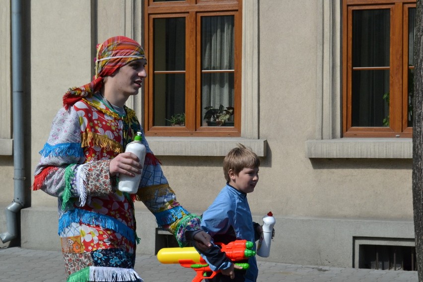 Wilamowskie śmiergusty 2014, czyli leją od samego rana