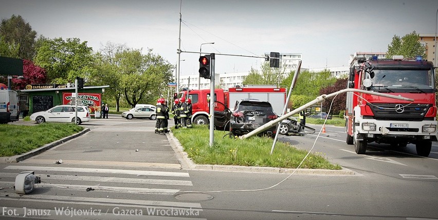 Wrocław: Wypadek Porsche na rondzie Żołnierzy Wyklętych (ZDJĘCIA)