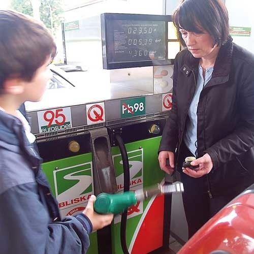 Lidia Wajerczyk z synem Mateuszem tankowała wczoraj samochód na stacji Bliska w Koszalinie. - Jest drogo, coraz drożej. Ceny benzyny oszalały - mówiła nam.