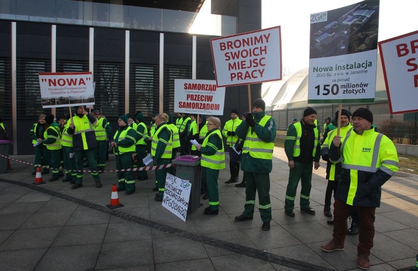 Protest przed poznańskim Urzędem Marszałkowskim