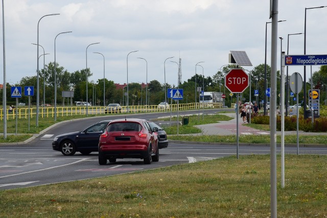 W ciągu 5 minut naliczyliśmy na tym skrzyżowaniu aż 21 wykroczeń. Przy znaku "stop" zatrzymywali się właściwie tylko ci kierowcy, którzy przepuścić musieli nadjeżdżające auto.