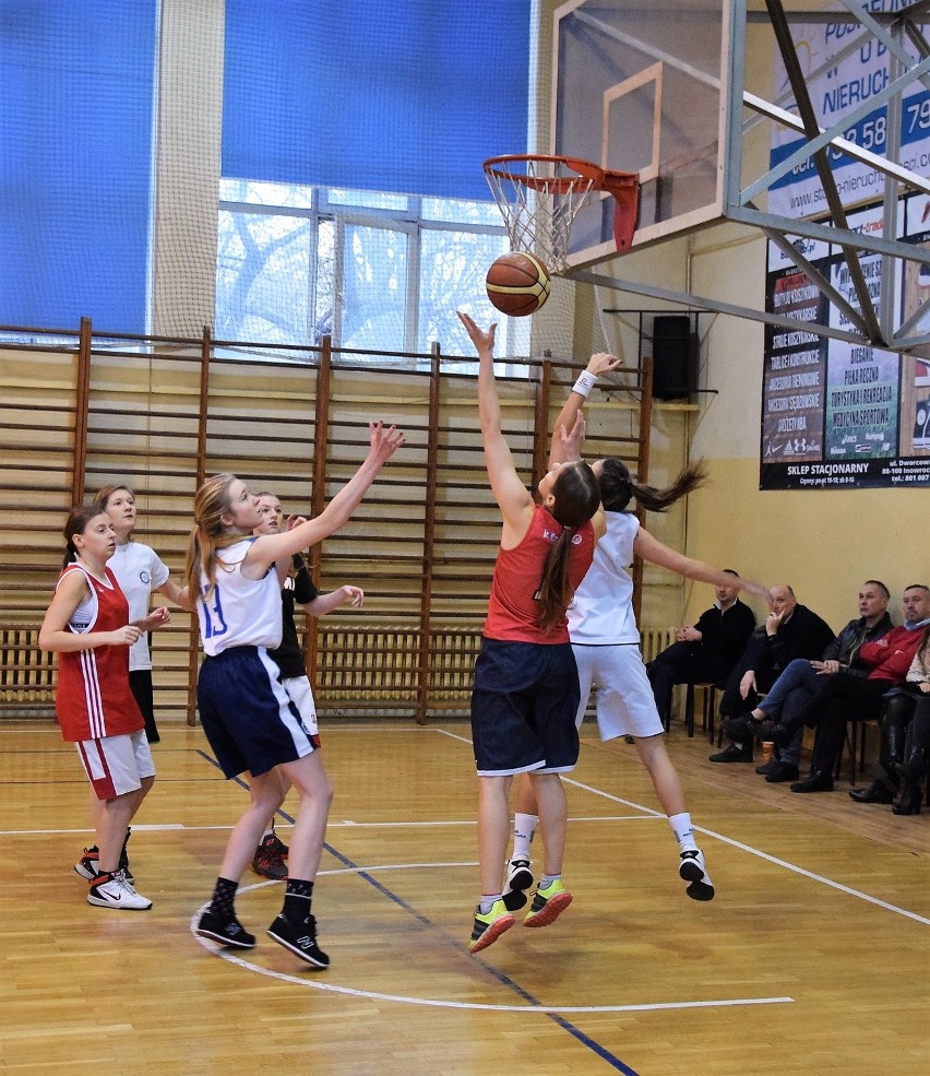 W inowrocławskim "Kasprze" rozegrano tradycyjne świąteczne mecze koszykówki