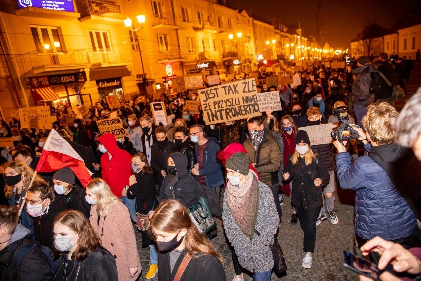 Białystok. Grupa mężczyzn zaatakowała strajkujące kobiety. Wrzucili w tłum petardy, doszło do przepychanek i wyzwisk (ZDJĘCIA)