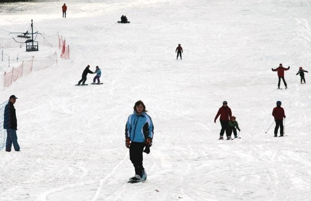 Na Stadionie w Kielcach śnieg jest mokry, ale wielu narciarzom to nie przeszkadza.