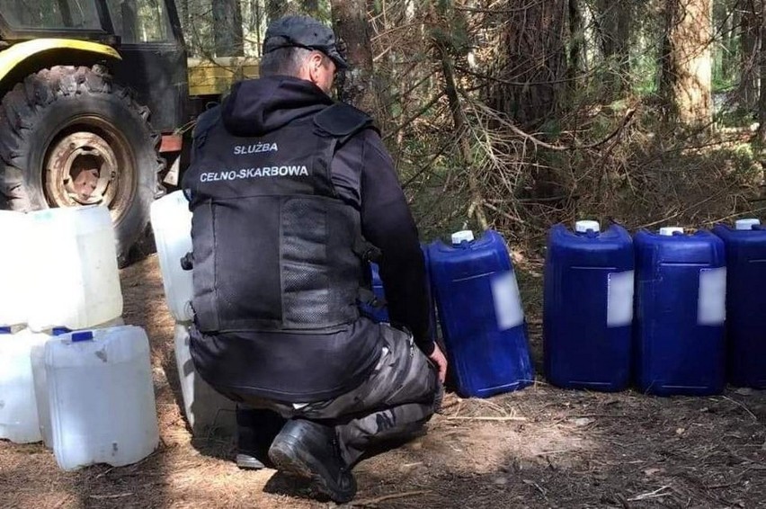 Podlaska Administracja Skarbowa zamknęła leśną bimbrownię w Gródku. Znaleziono kadzie na zacier, piece, kotły i chłodnice (zdjęcia, video)