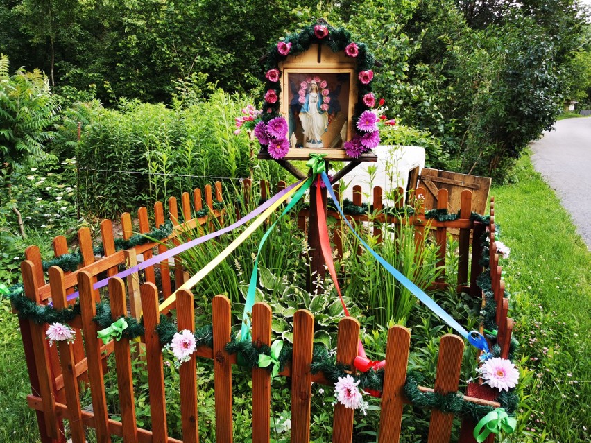 Krzyże, figurki i kapliczki przydrożne na terenie gminy Kunów w niezwykłym albumie. Zobaczcie zdjęcia