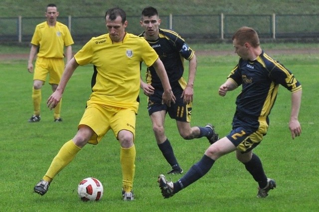 Marcin Wicher (z lewej) wraz z Pogonią Prudnik oraz Marcin Piechaczek (z prawej) i Tomasz Schichta z Orłem Źlinice powinni walczyć o miejsca w czołowej "szóstce&#8221; IVligi.