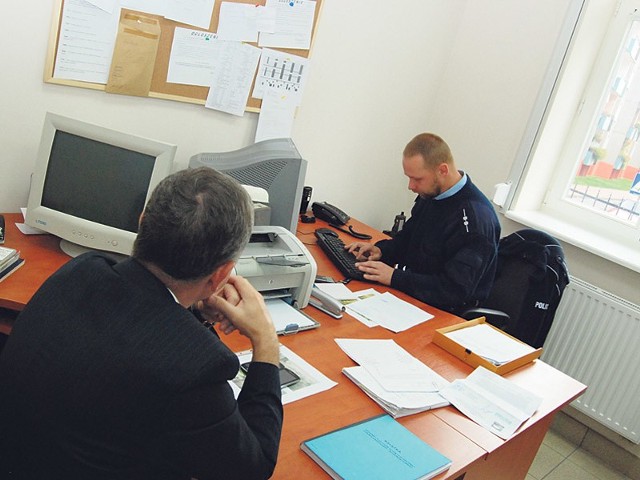 Mł. asp. Tomasz Piórkowski przyjmuje zgłoszenie. W nowym komisariacie zdecydowanie polepszyły się warunki pracy mundurowych.