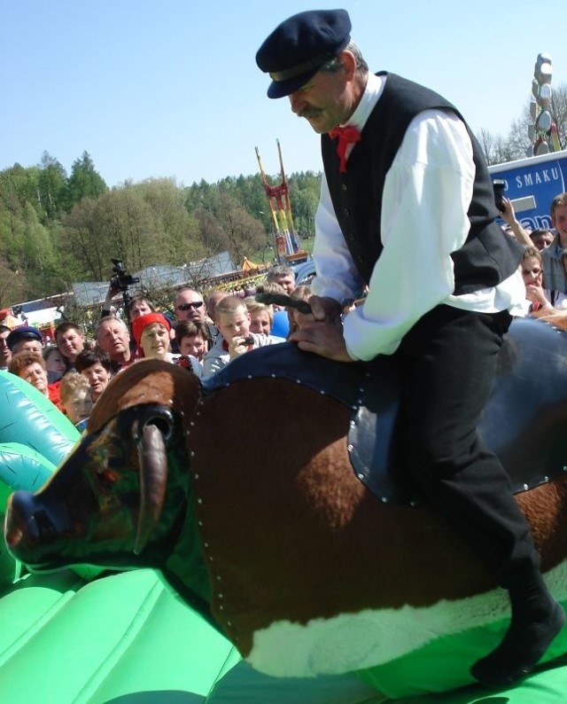 Krzysztof Król podczas ujeżdżania sztucznego byka.