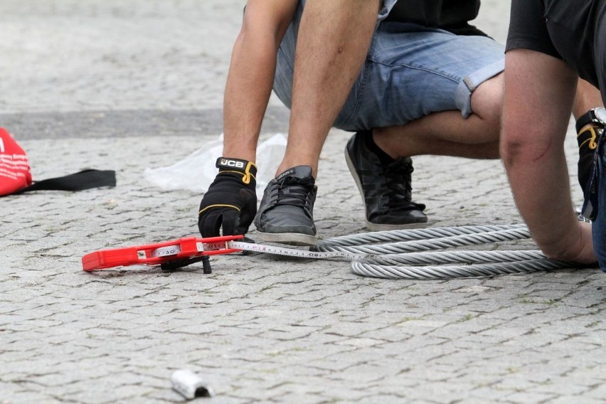 Udało się! Iglica położona przed Halą Ludową [ZDJĘCIA]