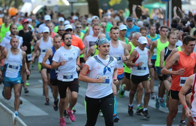 Szczeciński półmaraton co roku gromadzi na starcie tłumy biegaczy.