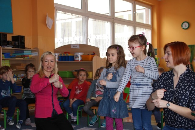 W Przedszkolu 17 w Rybniku powstał projekt edukacyjno - wychowawczy pt."Mówiące paluszki - zabawy w języku migowym dla słyszących dzieci w wieku przedszkolnym".