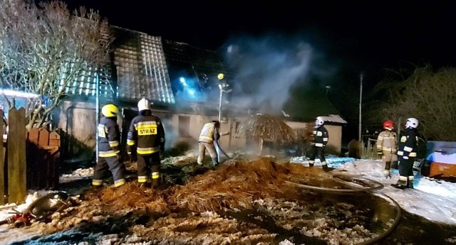 Pożar budynku gospodarczego połączonego z budynkiem mieszkalnym rozpoczął się przed g. 19