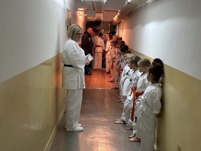 W Szkole Podstawowej numer 24 na radomskim Gołębiowie otwarto salę treningową dla młodych karateków. Zobaczcie zdjęcia 
