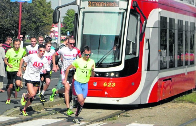 Biegacze wysiedli z "Rakusia" i wyruszyli na trasę kilka sekund przed tramwajem. Mimo to przegrali