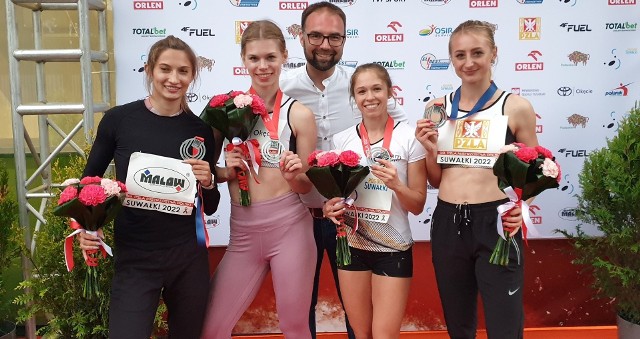 Mateusz Tyczyński, wiceprezydent Radomia wraz ze srebrną sztafetą 4x100 metrów. Od lewej: Martyna Kotwiła, Martyna Osińska, Izabela Smolińska i Natalia Wosztyl.