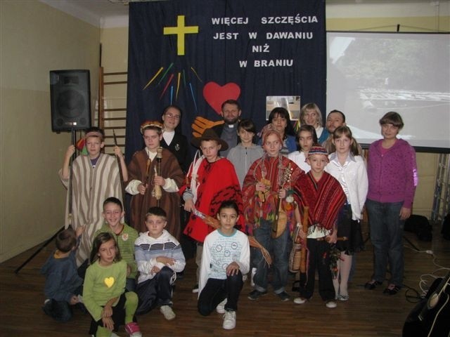 Misjonarz Grzegorz Mierzejewski w szkole