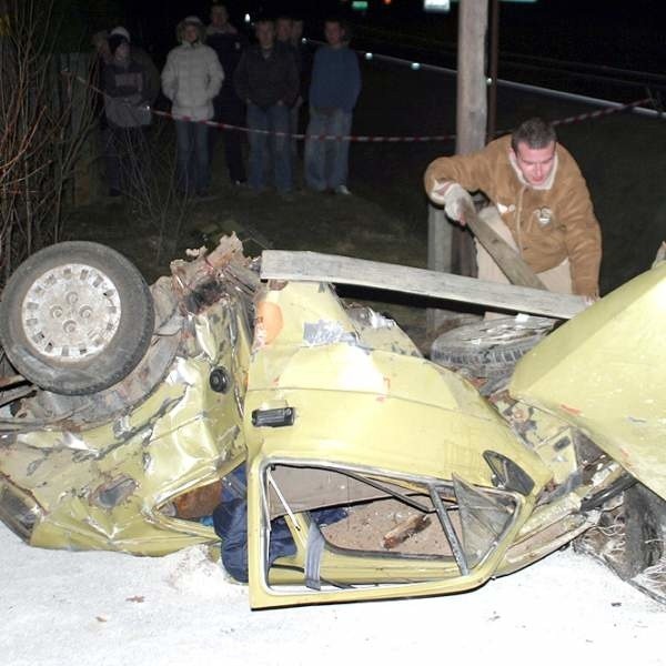 19-letni kierowca tego samochodu wyszedł z wypadku bez poważniejszych obrażeń.