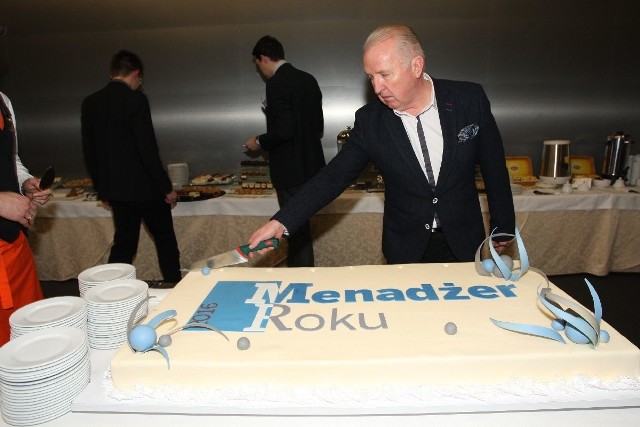Ogromny tort dla laureatów kroi Ryszard Grzyb – pierwszy menadżer w regionie.