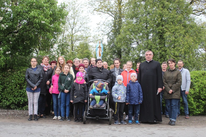 Majowe nabożeństwa to bardzo stara tradycja. Wierni modlili się pod figurą Matki Boskiej w Byczynie Kolonii