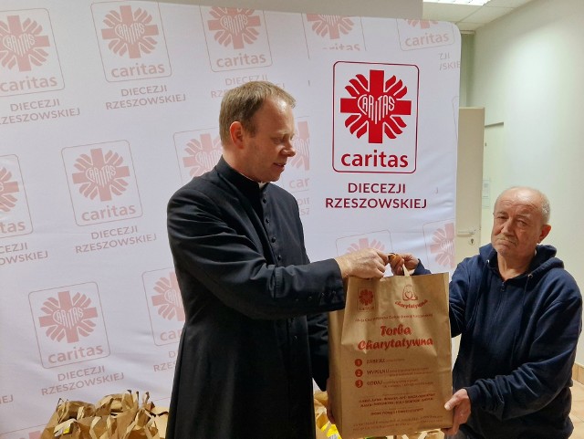 - Wszystkim darczyńcom serdecznie dziękuję, bo to dzięki dobrym ludziom my jako Caritas Diecezji Rzeszowskiej pomagamy potrzebującym na co dzień - mówi ksiądz Piotr Potyrała, dyrektor Caritas Diecezji Rzeszowskiej