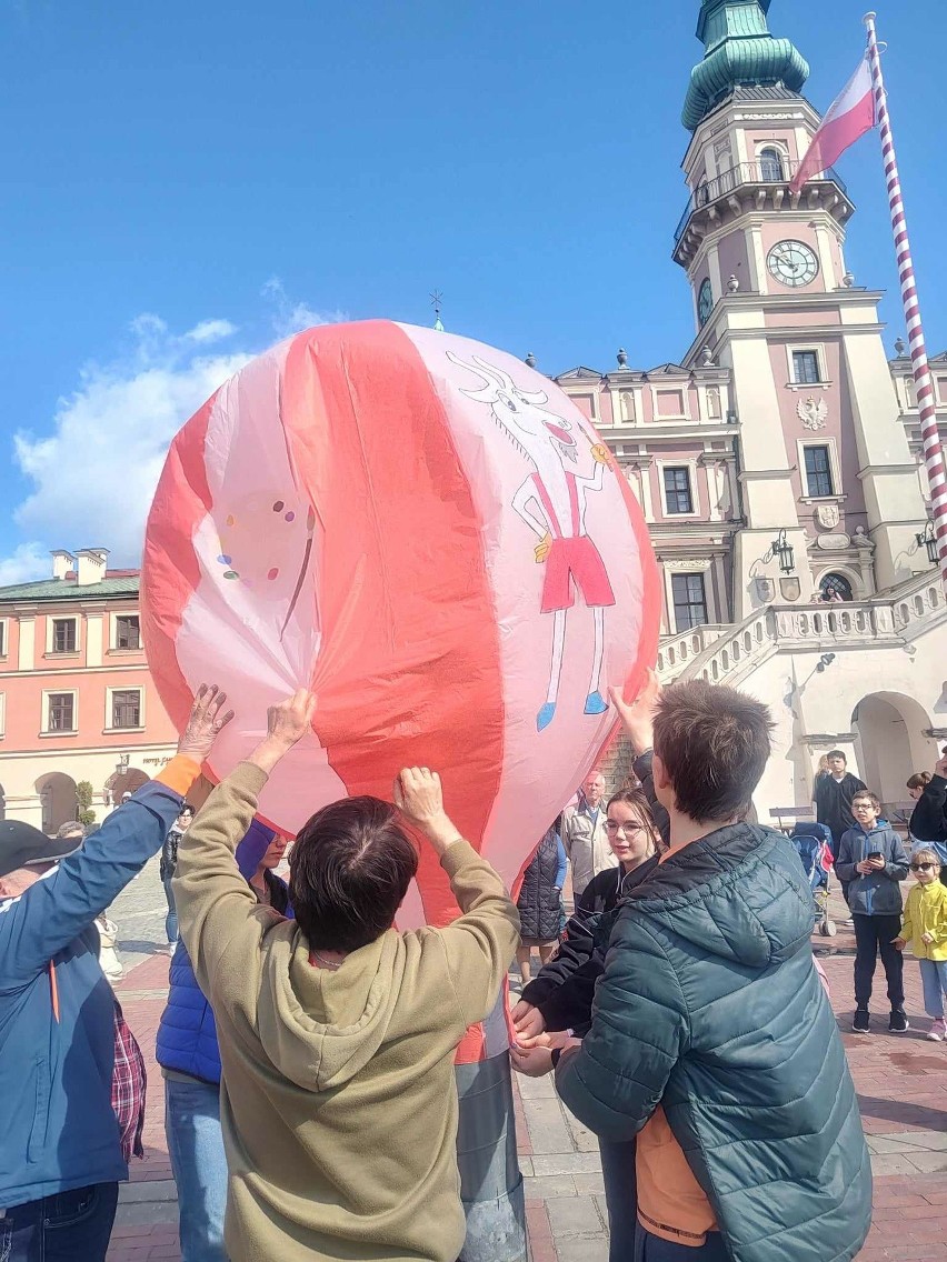 Modelarze puszczali balony nad Rynkiem Wielkim w Zamościu. Mamy zdjęcia