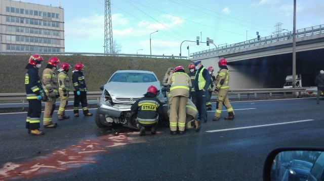 Na trasie w kierunku Częstochowy, za salonem Mercedesa, doszło do zderzenia dwóch samochodów osobowych.Zobacz kolejne zdjęcia. Przesuwaj zdjęcia w prawo - naciśnij strzałkę lub przycisk NASTĘPNE