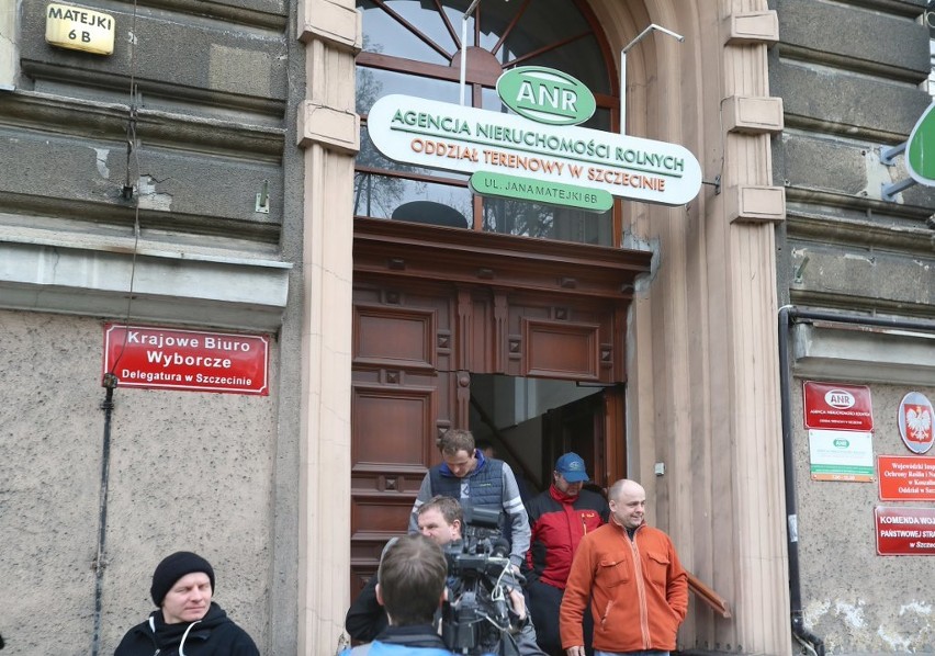 Ciągniki przed siedzibą ANR. Protest rolników w Szczecinie [ZDJĘCIA, WIDEO]
