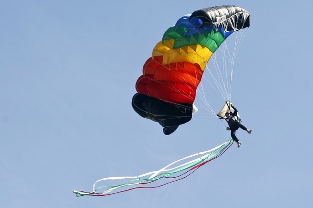 W rzeszowskim areoklubie można nauczyć się skoków spadochronowych.
