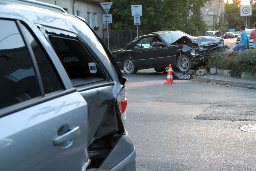 Wypadek na Czajkowskiego. Zderzyły się opel, mercedes i fiat. Trzy osoby w szpitalu