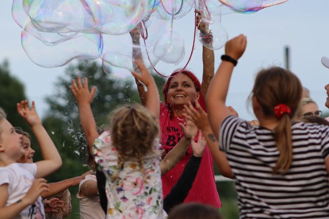 Festyn rodzinny "Bawmy się razem" w Wodzisławiu. Mnóstwo atrakcji dla całych rodzin. Wrażenie robił wielki balon.