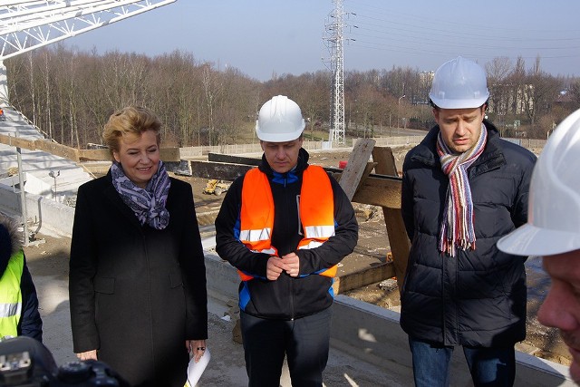 Podczas konferencji prasowej Prezydent Miasta Łodzi, Hanna Zdanowska i kierownik kontraktu z firmy Mirbud Sławomir Ziółkowski przedstawili przebieg dotychczasowych prac i następne kroki przy budowie trybuny.