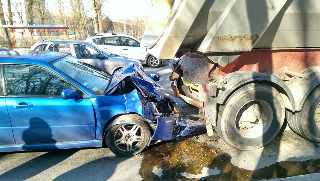 Białystok. Wypadek na ulicy Zwierzynieckiej. Subaru wbiło