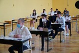 Egzamin ósmoklasisty 2020: Uczniowie przystąpili do testu z matematyki. Zobacz zdjęcia z podstawówki w Poznaniu